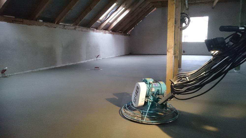 Wylewki posadzki maszynowo jak również  Skuwanie starych wylewek