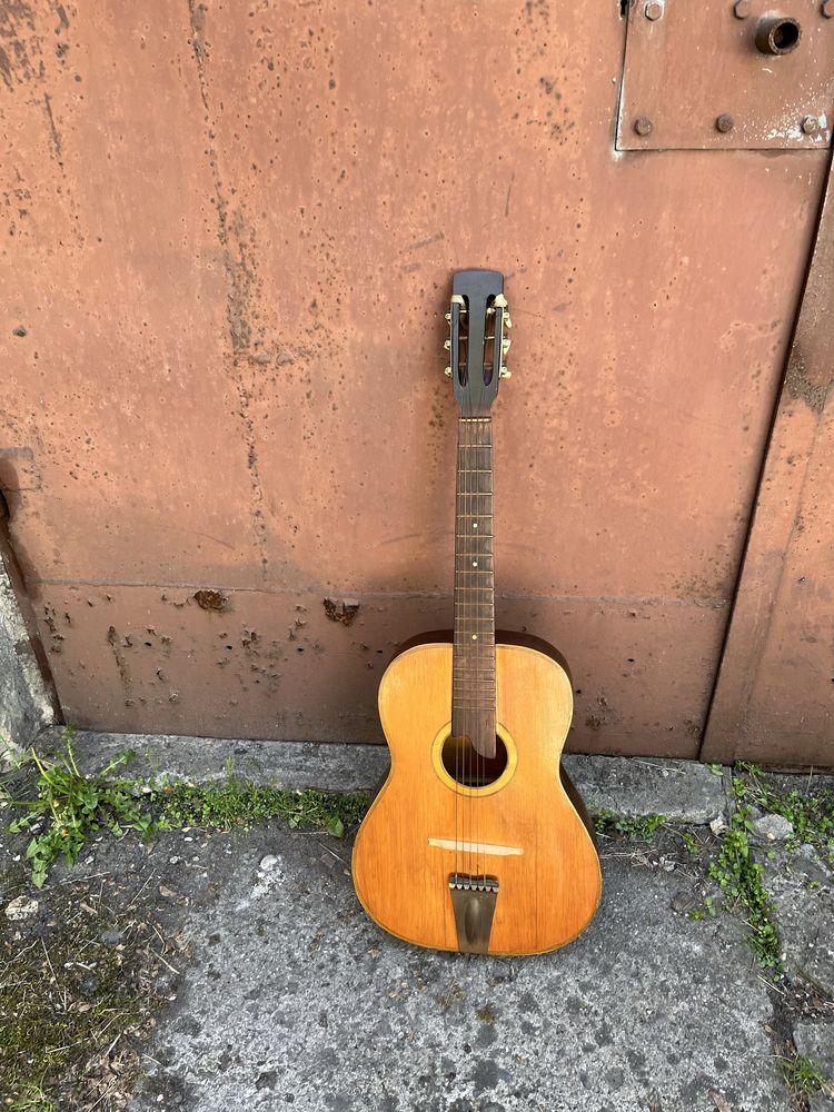 Gitara klasyczna z czasów PRLu
