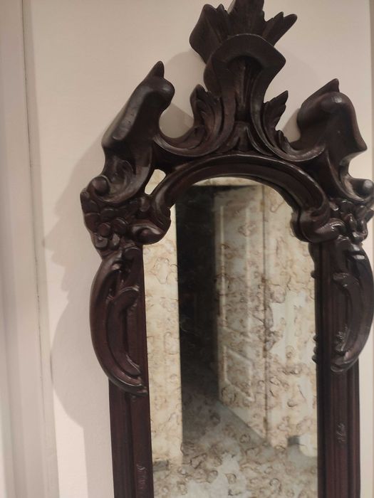 Espelho envelhecido em moldura castanha