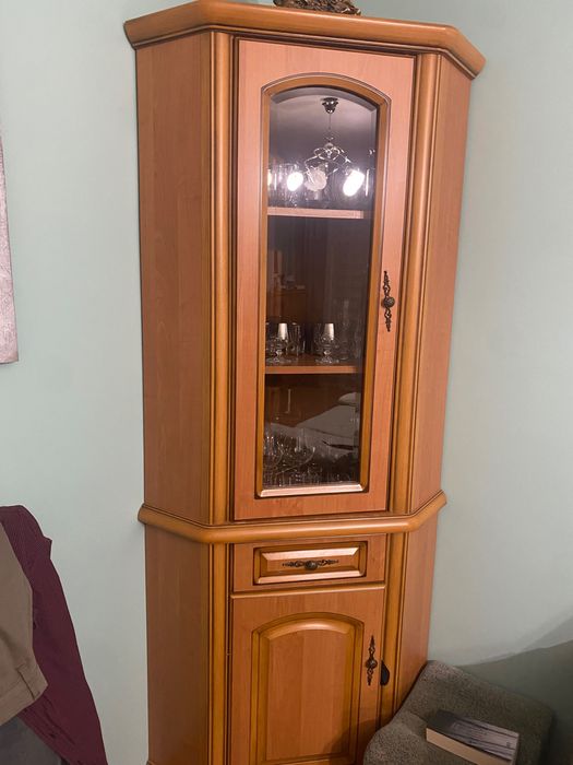 Witryna narożna w jasnym brązie