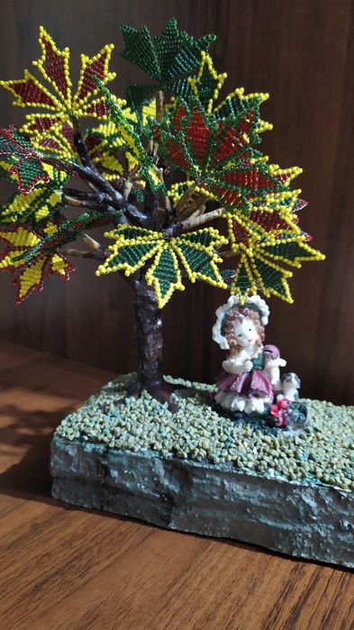 Виріб з бісеру декоративний клен