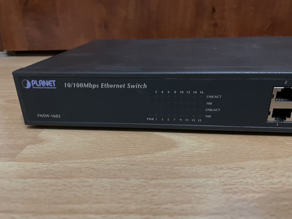 Sprawny PLanet 10/100 Mbps Ethernet Switch FNSW-1602 16 Ports