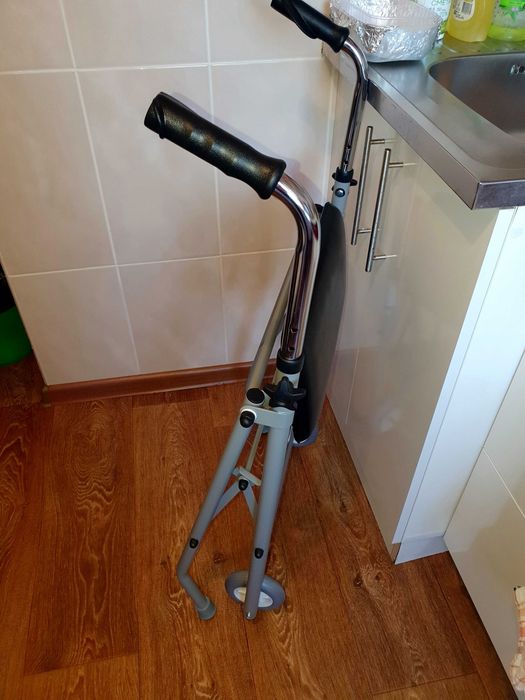 Нові, зручні,легкі фіксовані ходунці на колесах із сидінням, складані.