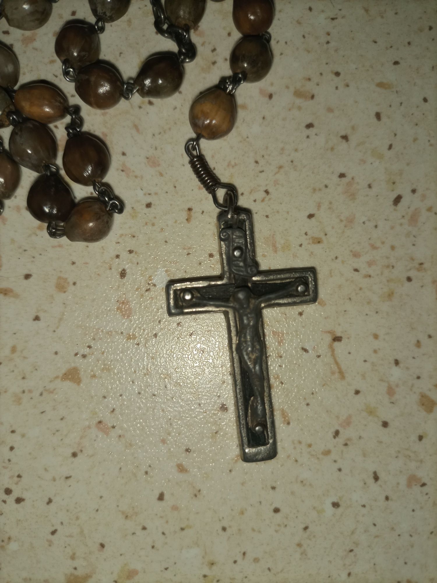 Stary drewniany poświęcony różaniec.