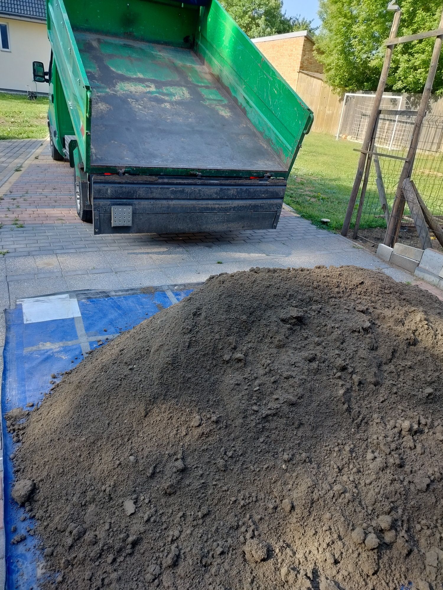 Czarnoziem piasek pulpa żwir transport minikoparka