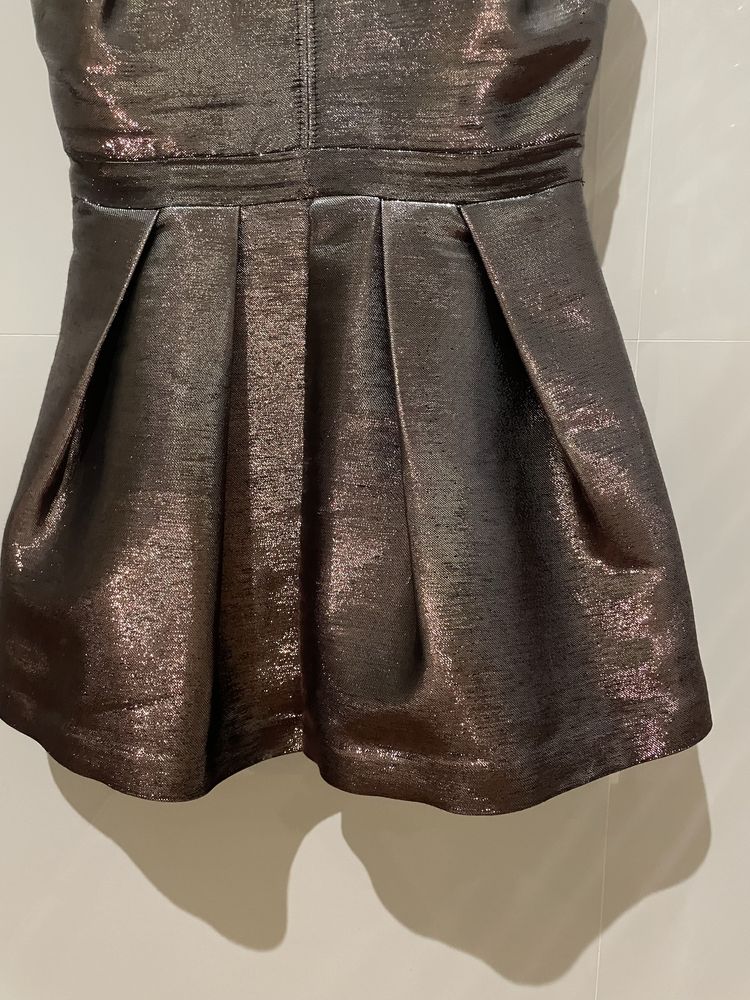 Bardzo krótka sukienka mini sztywny materiał taliowana rozkloszowana