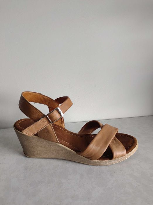 Sandały skórzane Ryłko na średnim koturnie