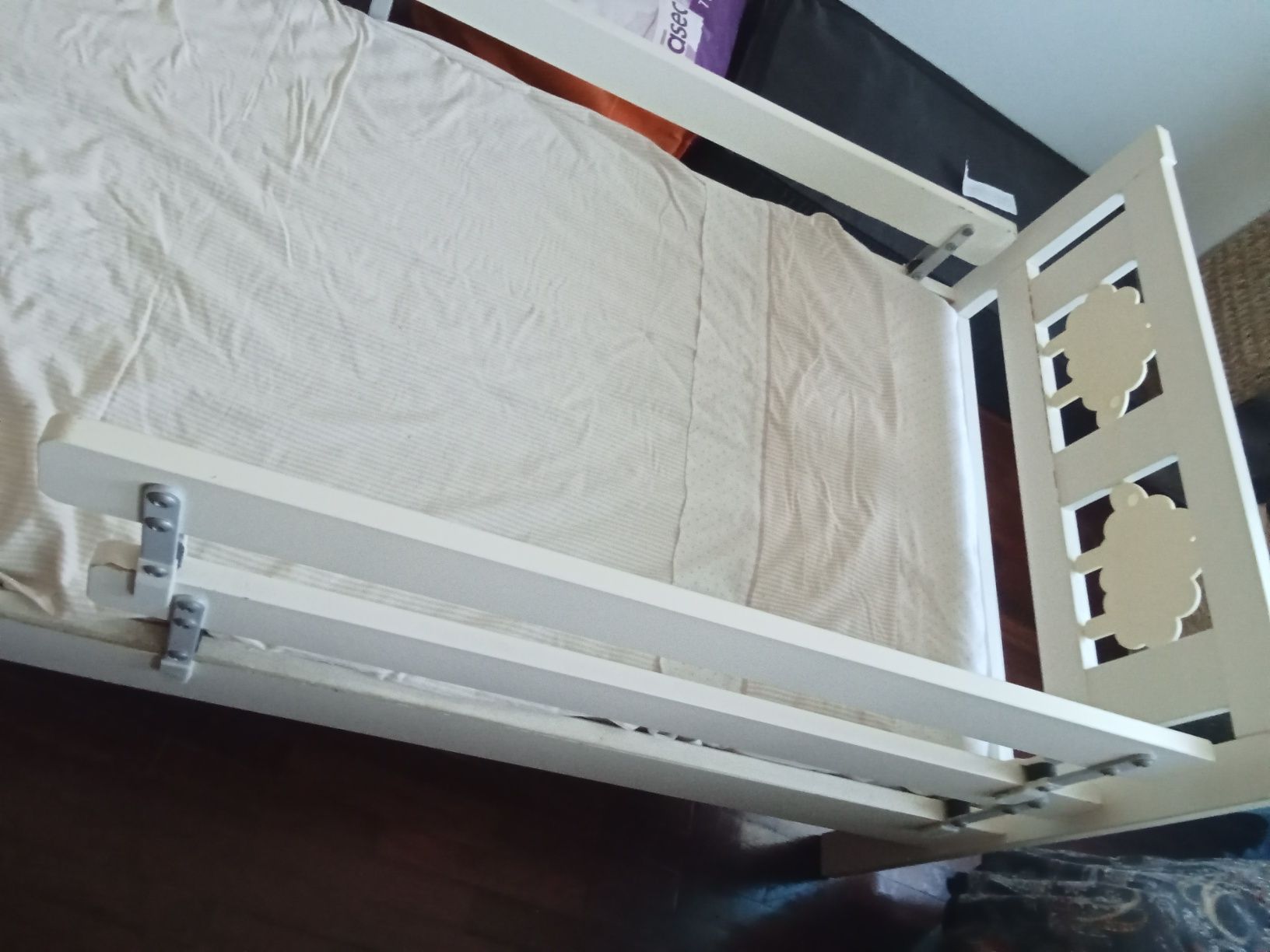 Cama de bebé, com colchão e tábuas de proteção
