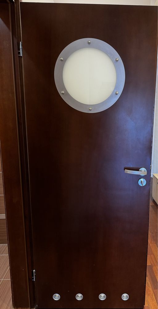 drzwi łazienkowe drewniane z futryną