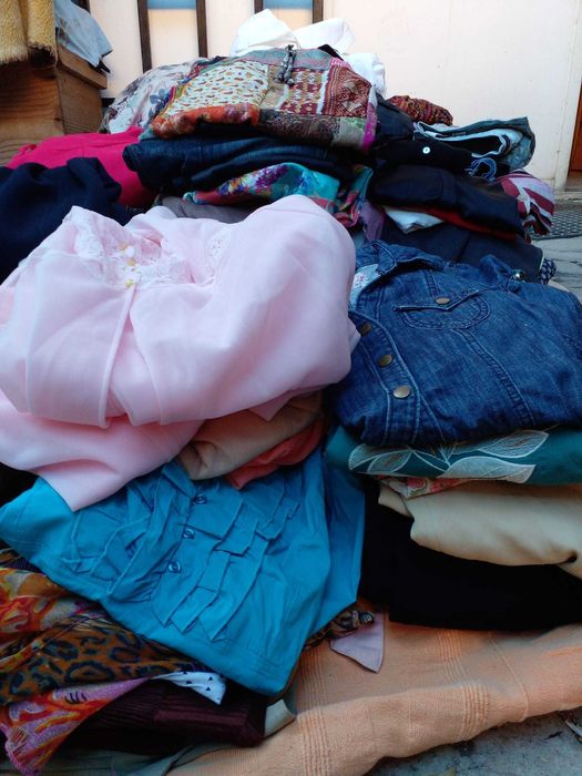 Lote 200 Peças de Roupa