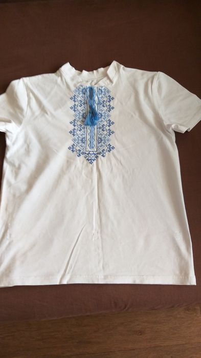 Вашиванка и футболка в подарок, в отличном состоянии