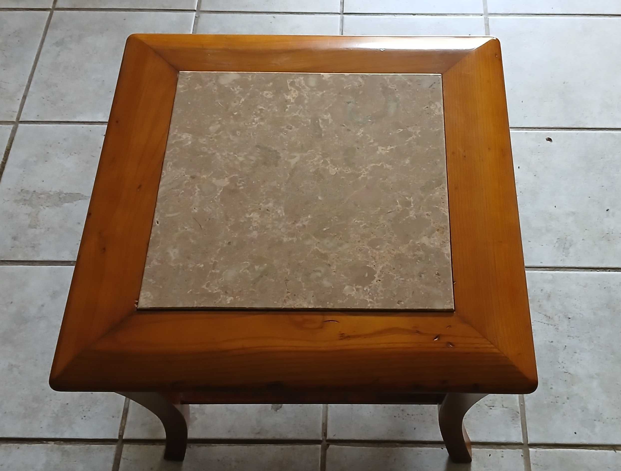 Mesinha de sala em madeira maciça