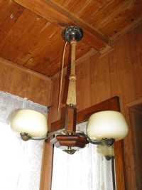 Ładny, trzyramienny żyrandol/lampa z drewna i mosiądzu