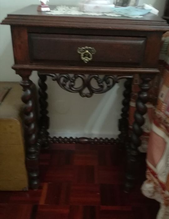 Cama de bilros, mesas de cabeceira e cadeiras