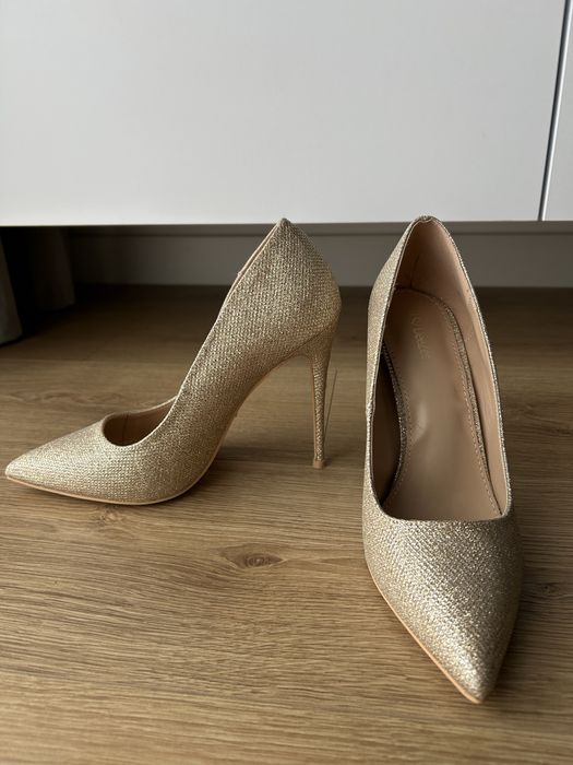 Sprzedam zlote blyszczace szpilki deezee nowe z pudelkiem 39