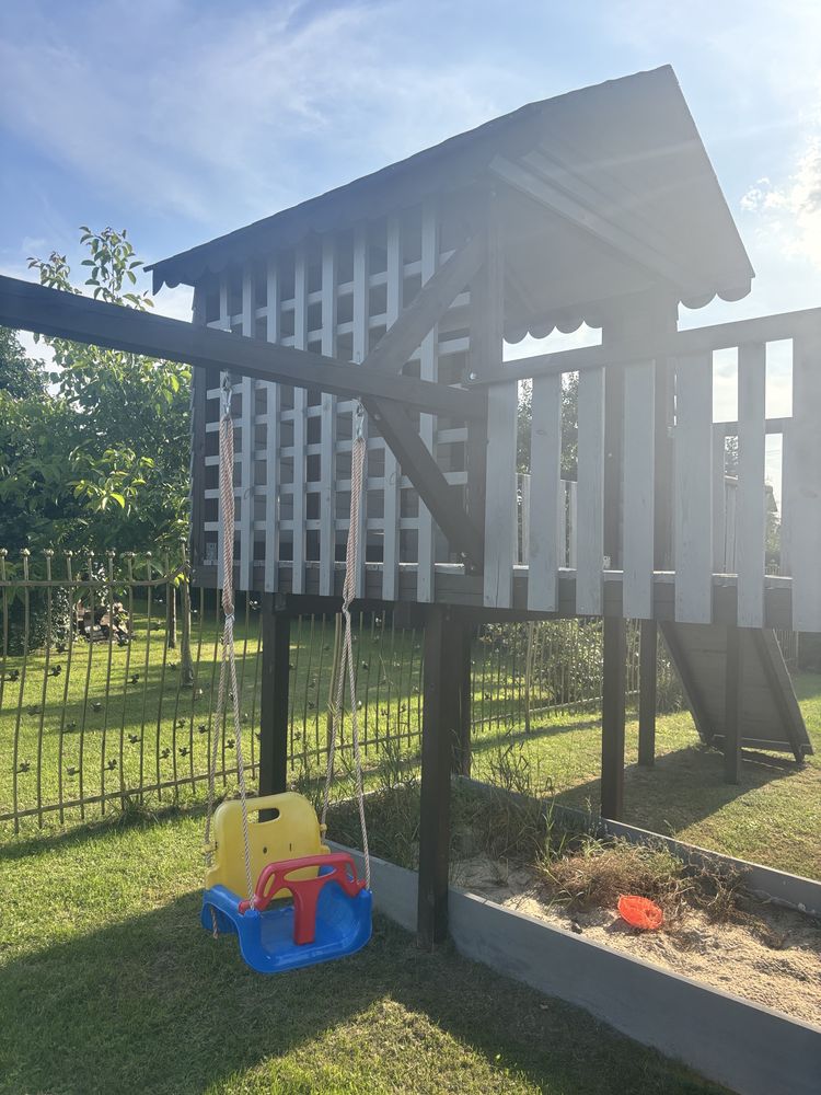 Domek z hustawka zjezdzalnia i scianka duzy plac zabaw