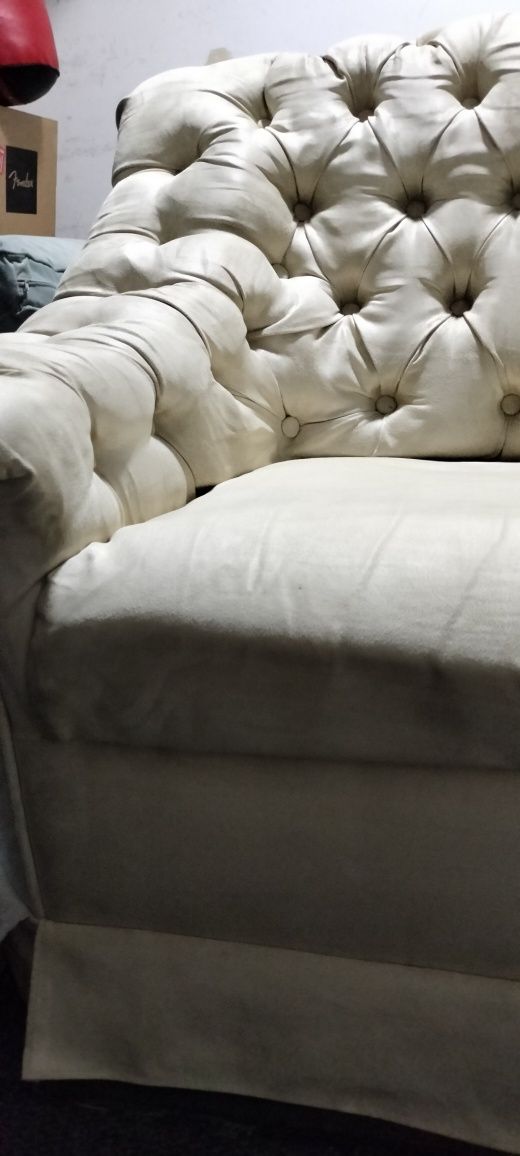 Bogato pikowana 2 osobowa sofa Chesterfield