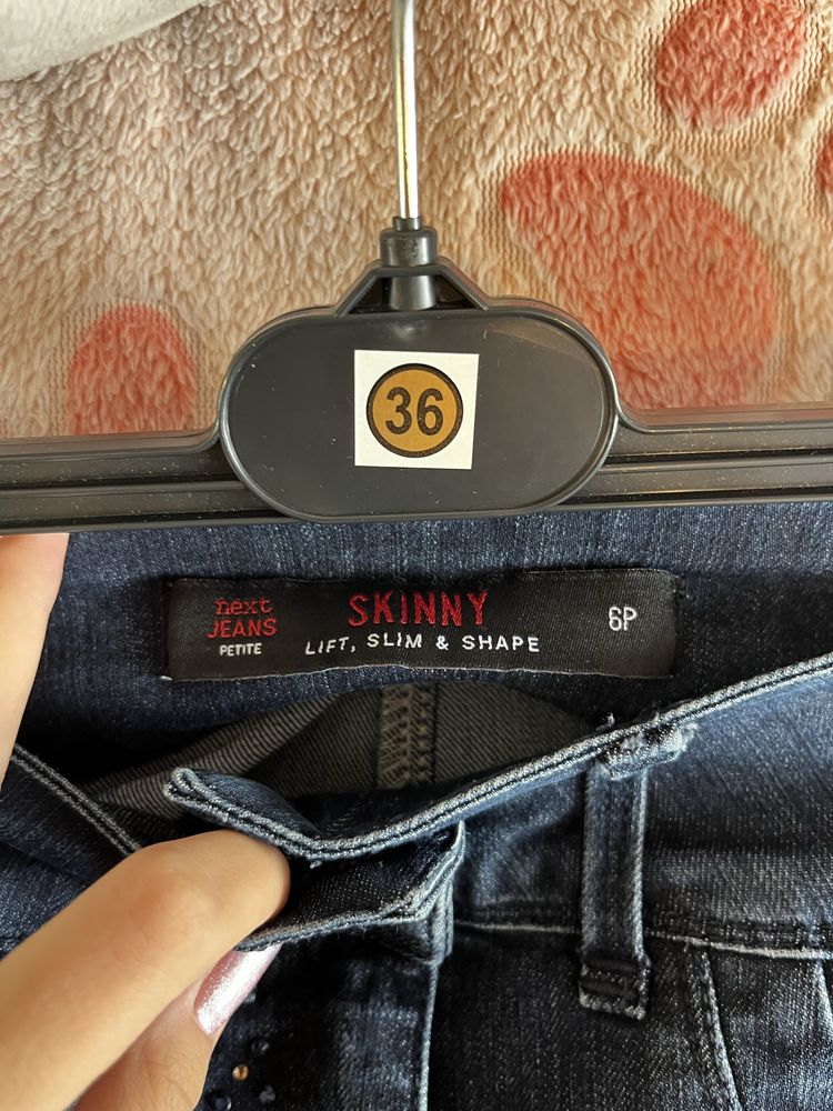 spodnie obcisle z cekinami kamieniami jeansy rurki skinny wysoki stan