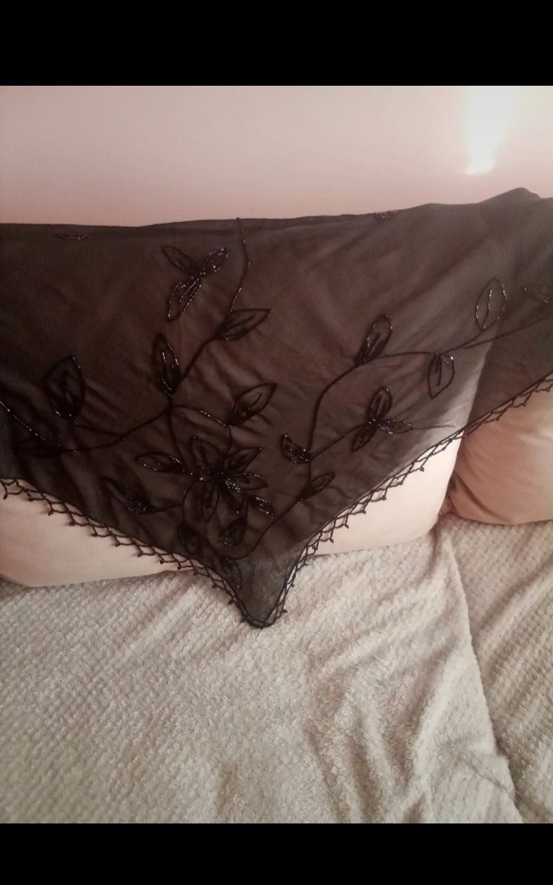Chusta czarna wyszywana koralikami