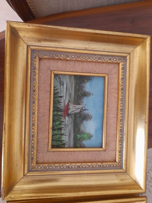 Dois quadros com moldura dourada