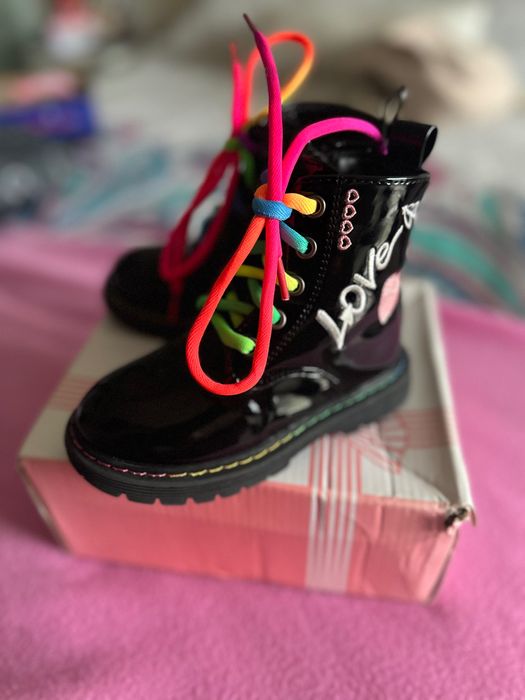 Vendo botas pretas criança