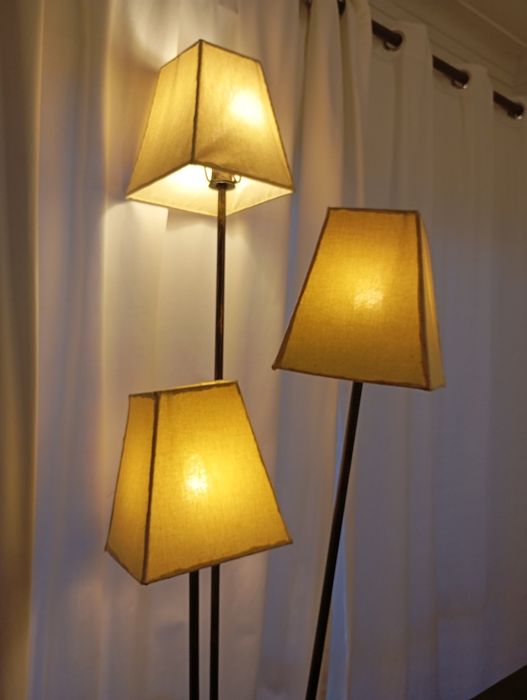 Candeeiro de pé com 3 braços