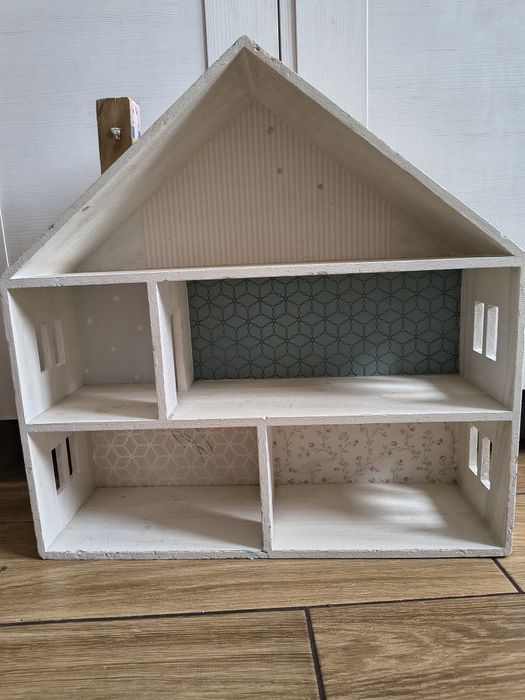 Drewniany mały domek dla laleczek, małych maskotek