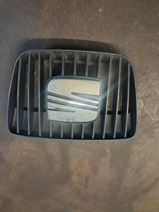 Znaczek emblemat w zderzak przedni Seat Cordoba Fl rok 2002