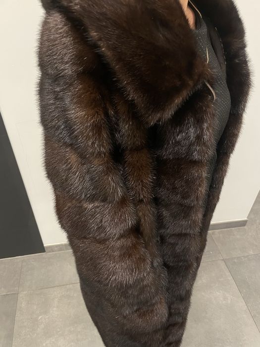 стильна та елегантна норкова шуба з капюшоном поперечна коричнева