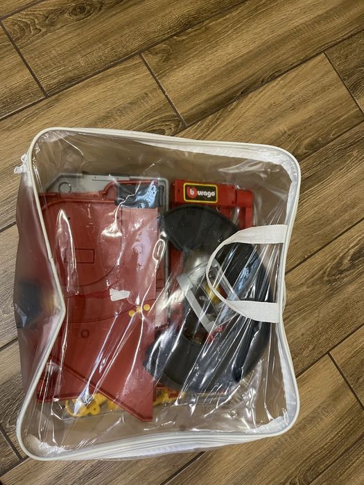 Ігровий набір Гараж Ferrari із двома машинками трирівневий