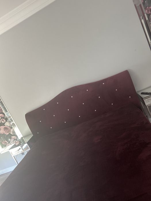 Łóżko bordowe glamour