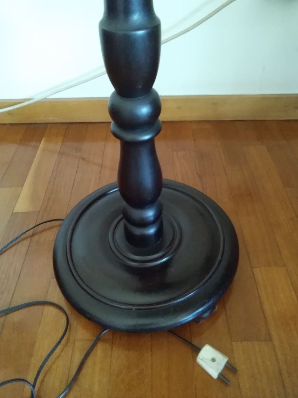 Candeeiro de pé alto.