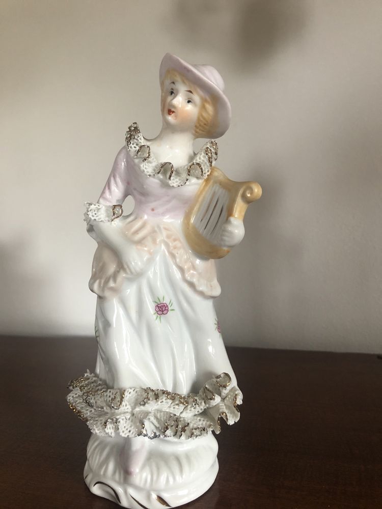 Figurka porcelanowa z koronką