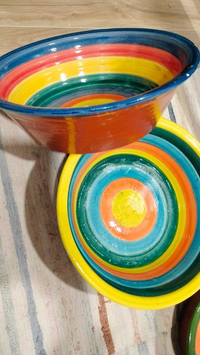 Tigelas de barro feitas e pintadas à  mão