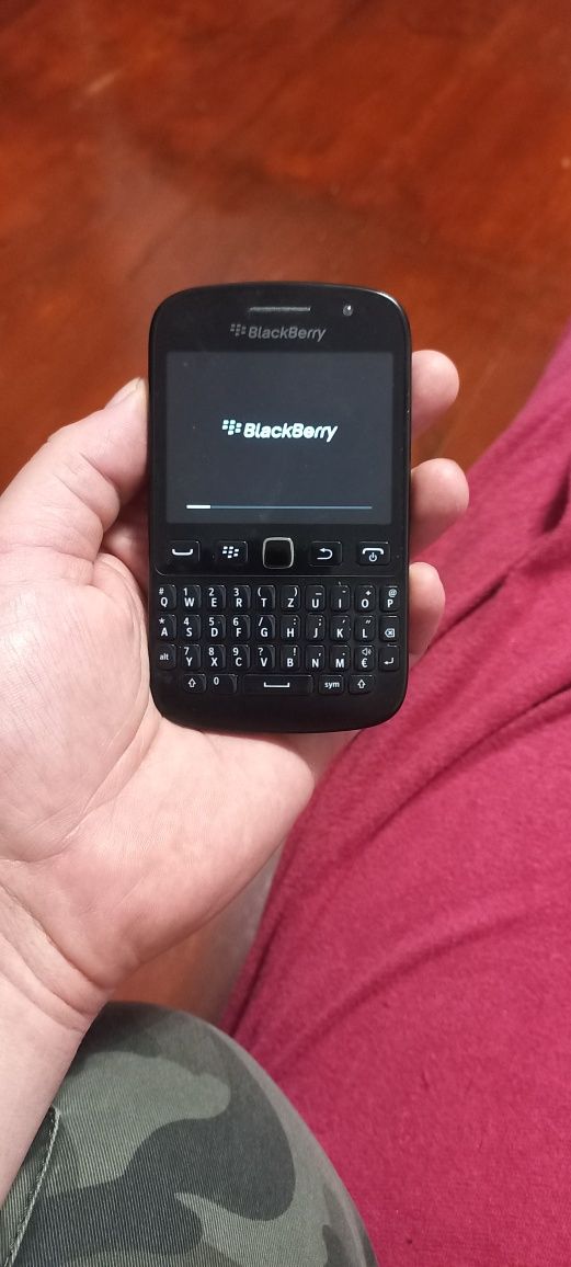 Продам телефон blackberry 9720