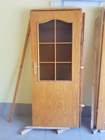 Komplet drzwi drewnianych