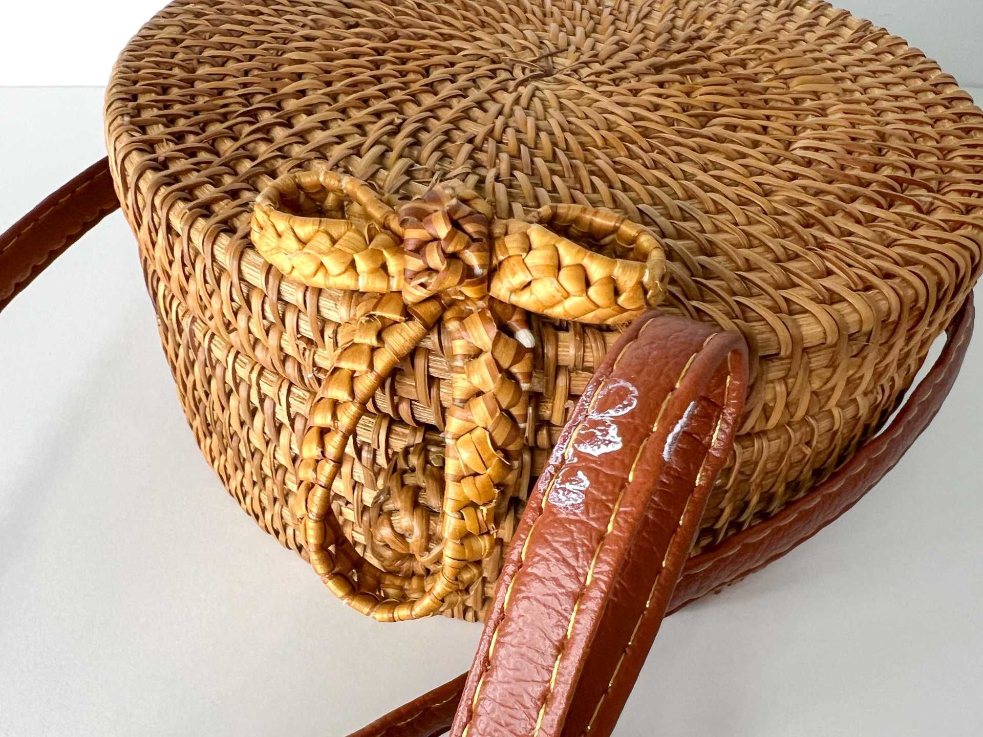 mala bolsa pochete redonda de palha verga