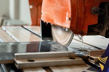 Cięcie fazowanie pod kątem 45 płytek spieków kwarcowych waterjet