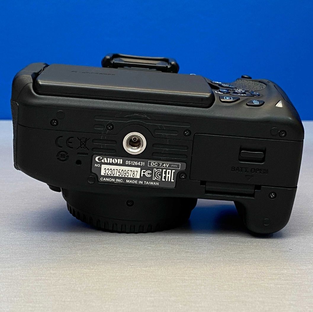 Máquina DSLR Canon EOS 700D