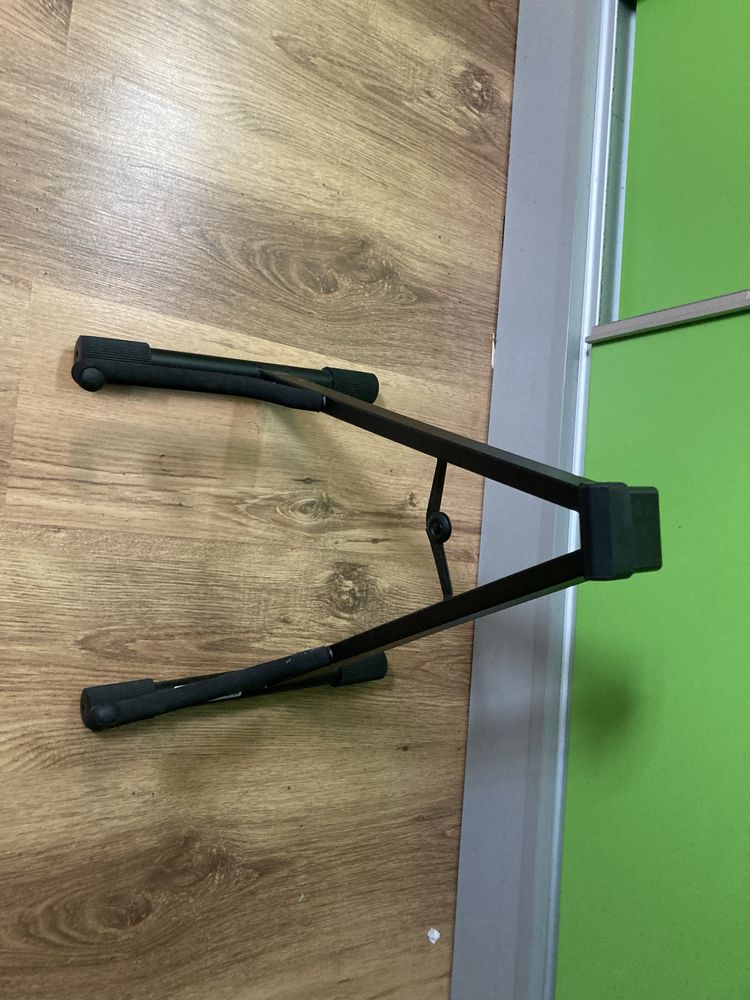 Zestaw gitary akustycznej i case na gitare z stojakiem
