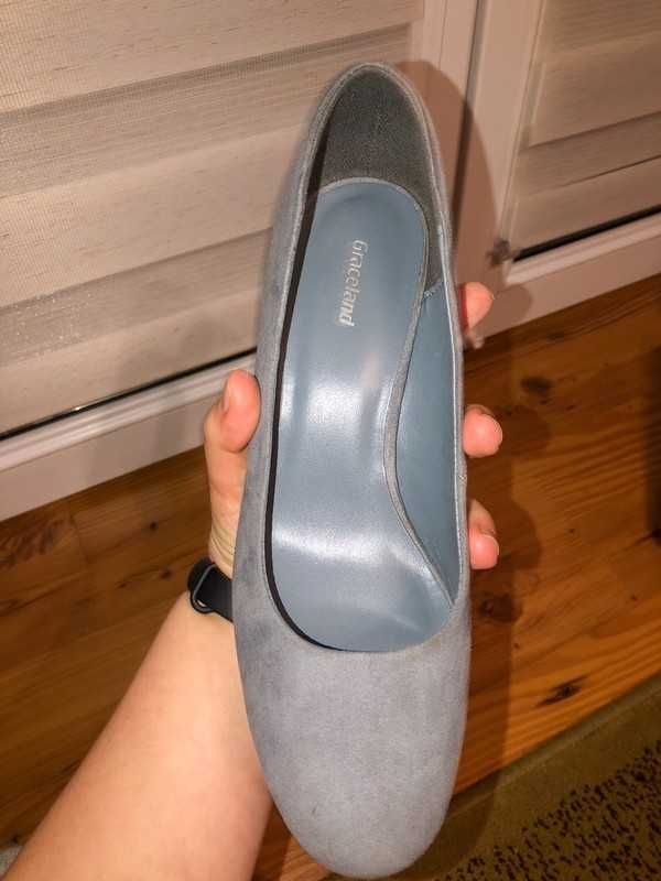 Szare buty na słupku Deichmann