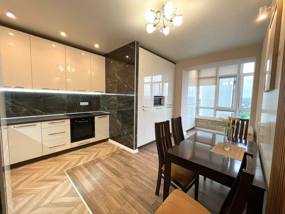 Продаж 2 км квартири на березі міського озера