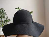 Чорний капелюх Bershka