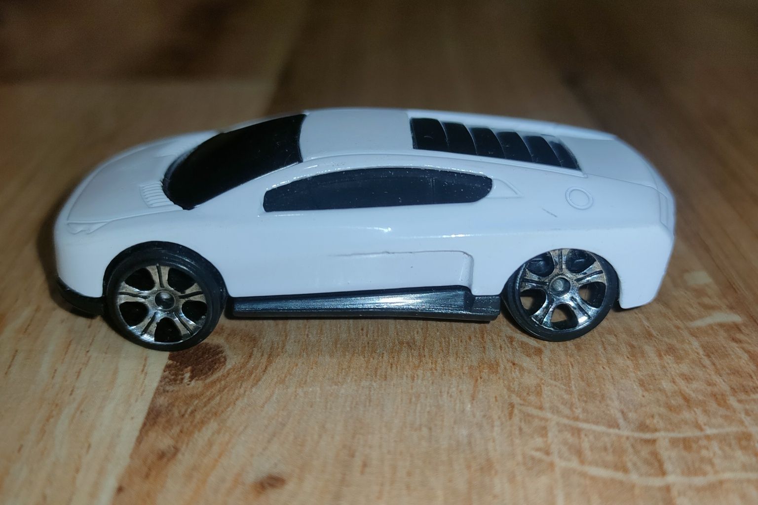 Biały zabawkowy samochodzik, samochód, auto, autko, zabawka,