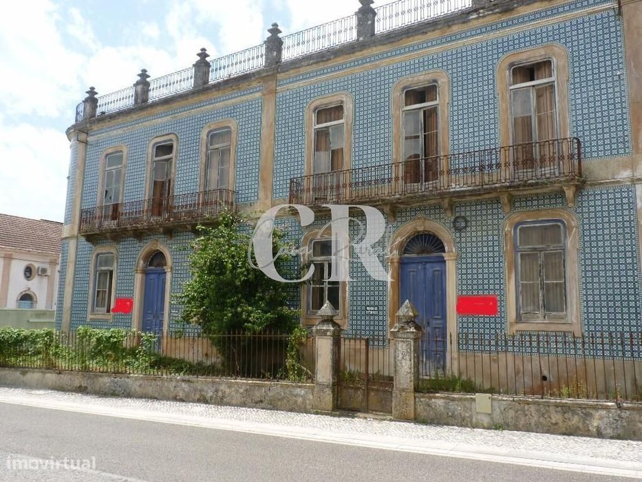 Solar histórico com 8 quartos, garagem e 15ha de terreno para recupera