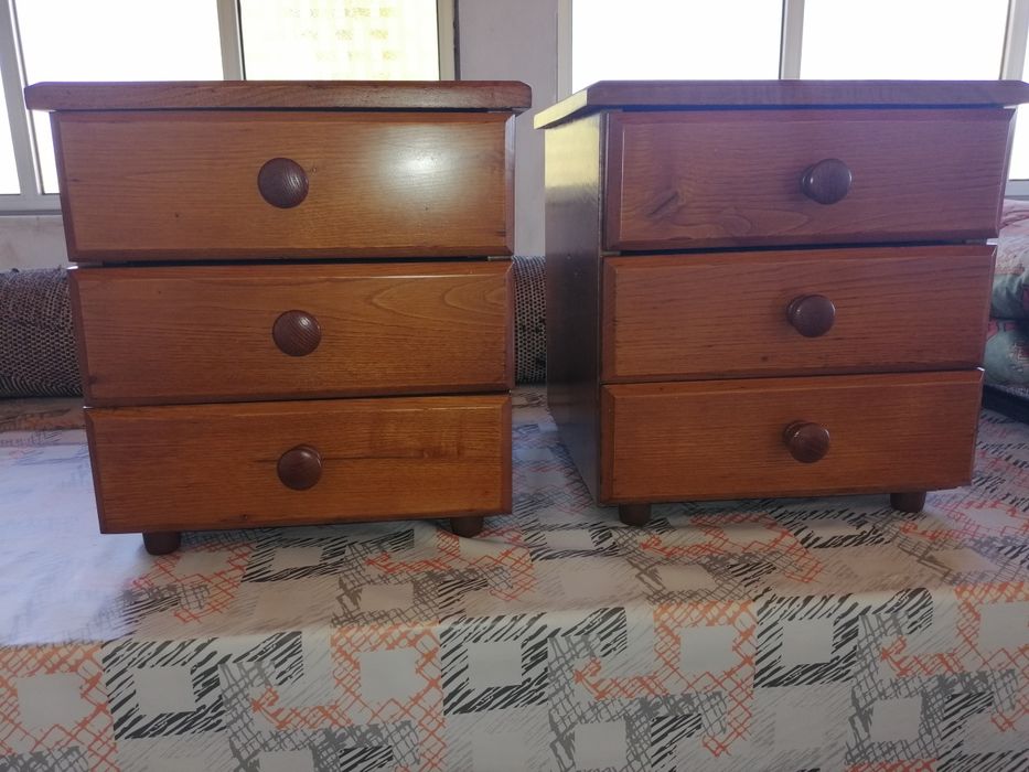 Mesinhas para quarto em madeira