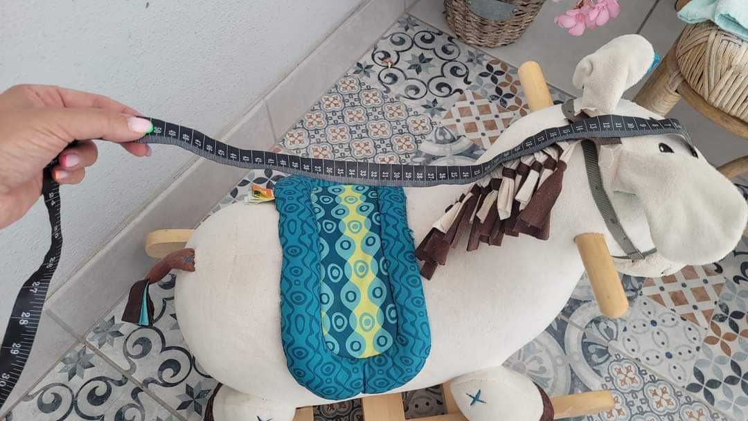 Pluszowy konik na biegunach