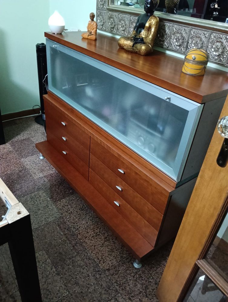 Movel de sala com mesa e cadeiras e espelho