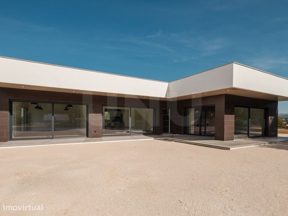 Moradia T3 com piscina para venda em Alcobaça