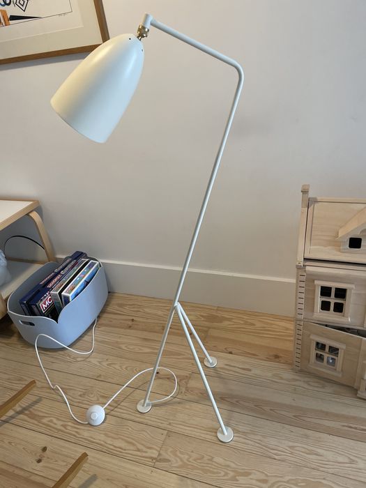 GUBI Gräshoppa floor lamp, white